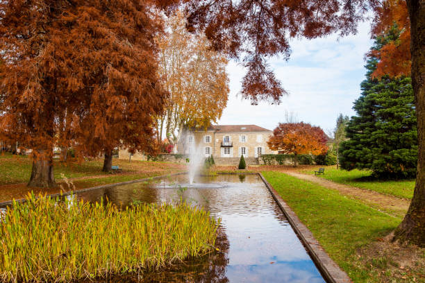 istock SainT-Paul-les-Dax town hall in autumn 1354844853