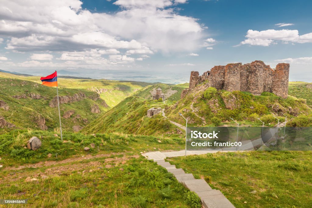 アルメニアのアラガツ山の斜面にあるアンベの古代要塞人気の観光スポットや歴史的なアトラクションやランドマーク カラー画像のストックフォトや