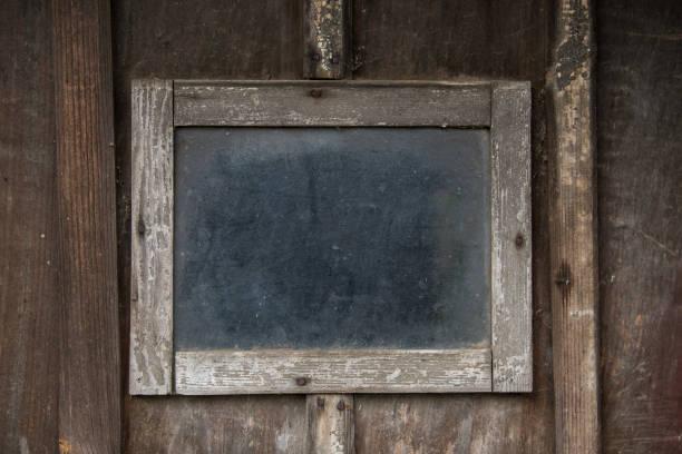 finestra invecchiata in stile rustico - barn wood window farm foto e immagini stock