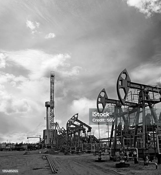 Impianto Di Perforazione Petrolifera - Fotografie stock e altre immagini di Acciaio - Acciaio, Affari, Ambientazione esterna
