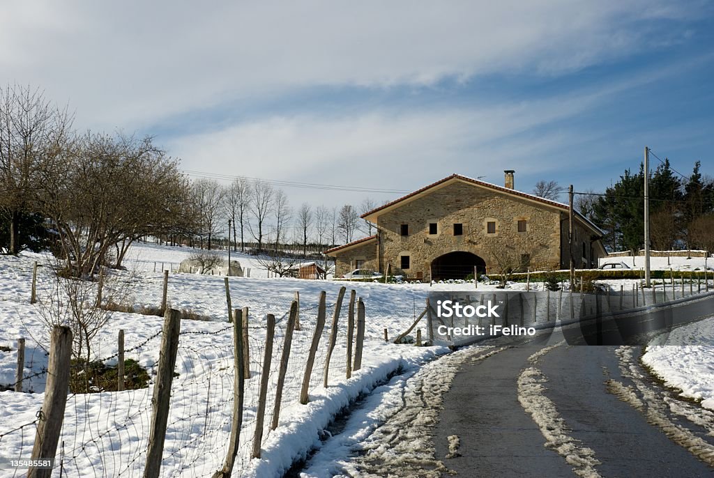 Vasco casa rural en invierno - Foto de stock de Agricultura libre de derechos