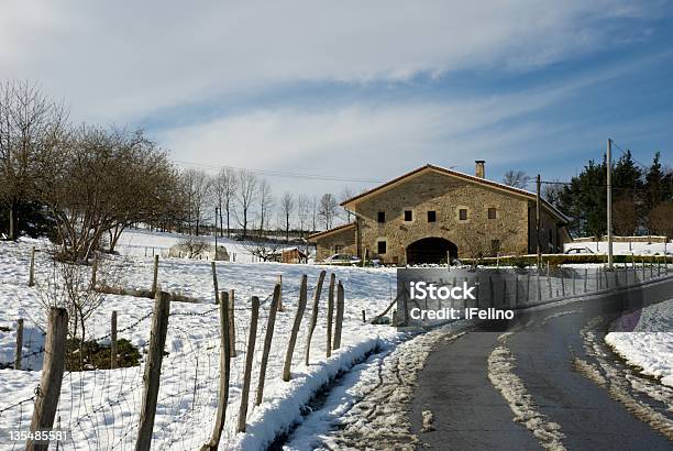 Vasco Casa Rural En Invierno Foto de stock y más banco de imágenes de Agricultura - Agricultura, Aire libre, Blanco - Color