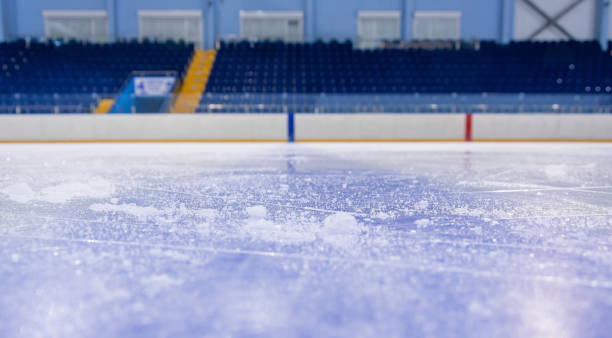 アイスアリーナの空のスタンドとスケートでカットされたきれいな氷。 - ice rink ストックフォトと画像