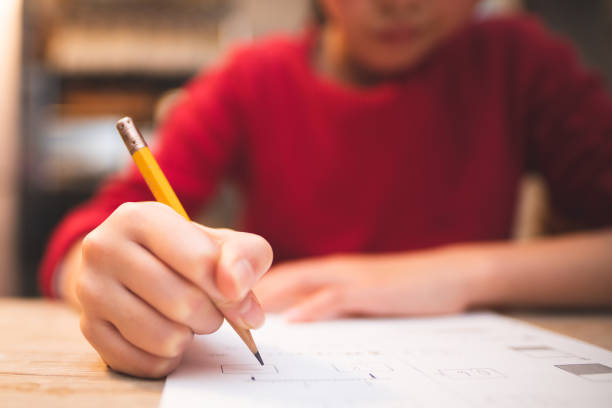 勉強している子供の手 - 鉛筆 ストックフォトと画像