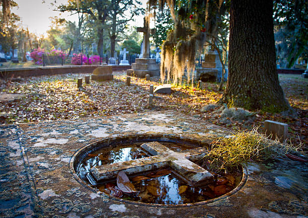 cruce sobre grave - cross autumn sky beauty in nature fotografías e imágenes de stock