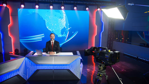 Live News Studio with Professional Male Newscaster Reporting on the Events of the Day. Broadcasting Channel with Presenter, Anchor Talking. Mock-up TV Newsroom Set with News Ticker. High Angle View. estudio de noticias en vivo con presentador de noticias masculino profesional que informa sobre los eventos del día. canal de transmisión con presentador, presentador hablando. maqueta de la sala de redacción de tv set con news ticker. vista de ángulo