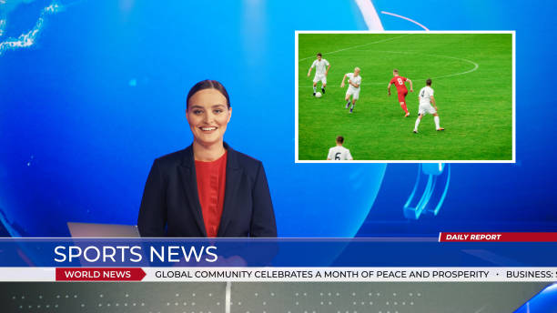 Live News Studio with Female Anchor Reporting Sports News on Soccer Game Score, Story Show Highlight of Two Teams Playing Football before Scoring Beautiful Goal. Mock-up TV Channel Newsroom estudio de noticias en vivo con presentadora que informa noticias deportivas sobre el puntaje del juego de fútbol, lo más destacado del programa de historias de dos equipos que juegan al fútbol antes de anotar un hermoso gol. maqueta de la sala de prens