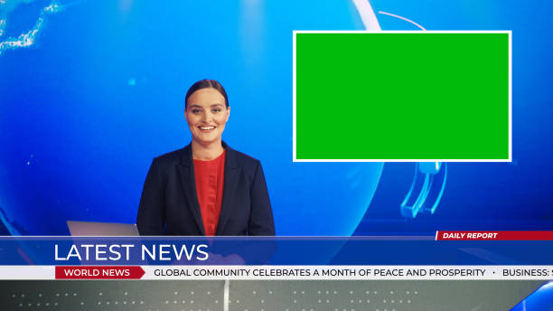 Live News Studio with Beautiful Female Anchor Reporting on a Story, Using Green Chroma Key Screen Placeholder Copy Space. Television Newsroom Channel with Professional Presenter estudio de noticias en vivo con hermosas presentadoras que informan sobre una historia, utilizando el espacio de copia del marcador de posición de la pantalla de la tecla chroma verde. canal de redacción de televisión con presentador profesional
