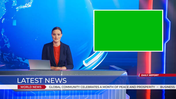 Live News Studio with Beautiful Female Anchor Reporting on a Story, Using Green Chroma Key Screen Placeholder Copy Space. Television Newsroom Channel with Professional Presenter estudio de noticias en vivo con hermosas presentadoras que informan sobre una historia, utilizando el espacio de copia del marcador de posición de la pantalla de la tecla chroma verde. canal de redacción de televisión con presentador profesional