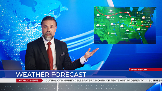 Presentador profesional de Live News Studio informando sobre el pronóstico del tiempo. Weatherman, meteorólogo, reportero en la sala de prensa del canal de televisión con pantalla de video que muestra el mapa sinóptico del clima para EE. UU. photo