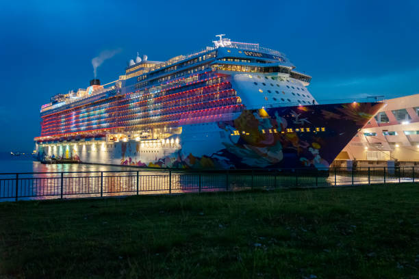 круизный лайнер world dream пришвартовался в круизном центре marina bay - ferry terminal стоковые фото и изображения