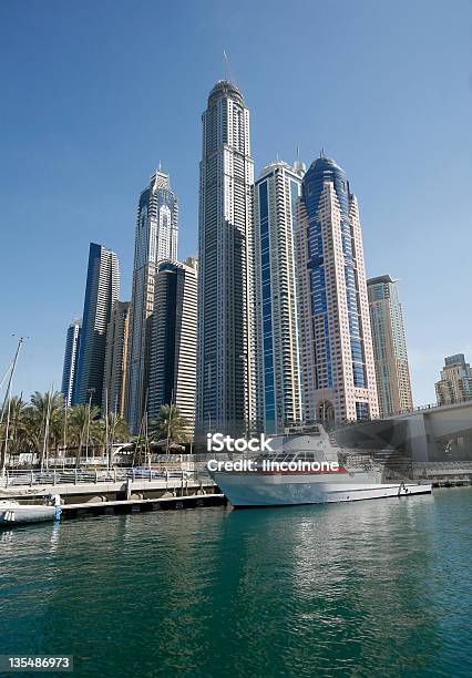Foto de Dubai Marina Towers e mais fotos de stock de Arquitetura - Arquitetura, Arranha-céu, Distrito Residencial