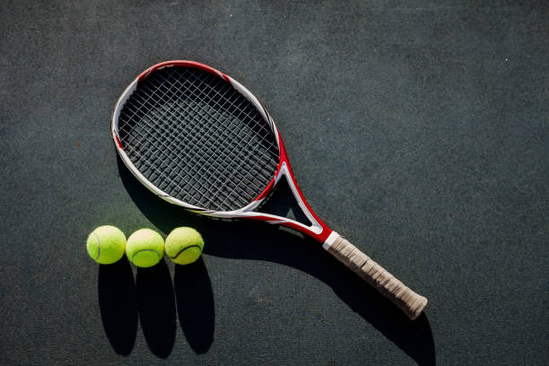 テニスボールとラケット - tennis court action toughness ストックフォトと画像