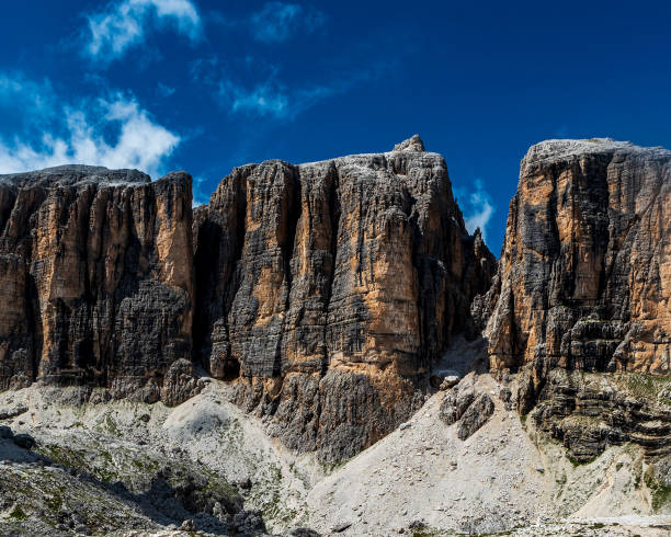 sasso delle nove, sasso delle dieci y piz da lec picos montañosos sobre franz kostner hutte en el grupo montañoso sella en dolomites mountaiins en italia - sella pass fotografías e imágenes de stock