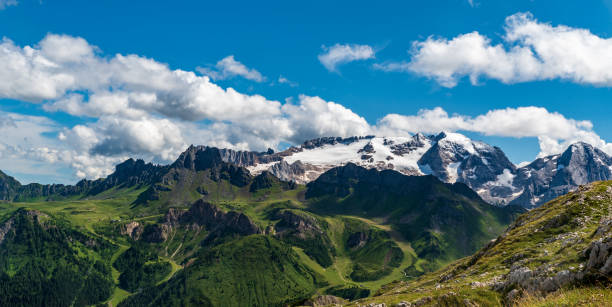 cresta de la montaña padon con el pico de la montaña sass ciapel y el grupo de montaña marmolada con los picos más altos de punta penia y la parte inferior de la montaña gran vernel en las montañas dolomitas en italia - sella pass fotografías e imágenes de stock