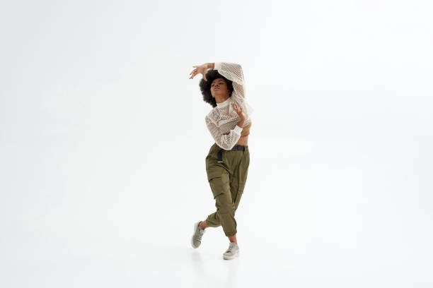 молодая чернокожая женщина танцует на белом фоне - jewelry elegance fashion model art стоковые фото и изображения