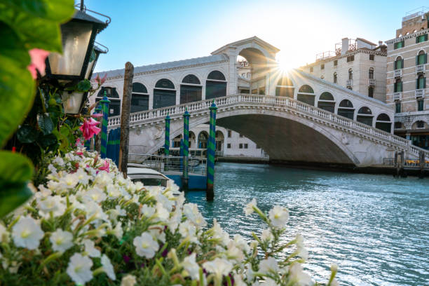 이탈리아 베니스의 리알토 다리와 그란데 운하 위로 떠오르는 태양 - rialto bridge 뉴스 사진 이미지