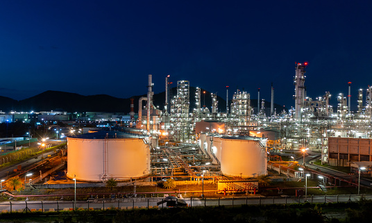 Vista aérea. Fábrica de refinería de petróleo y tanque de almacenamiento de petróleo en el crepúsculo y la noche. Petroquímica Industrial. photo