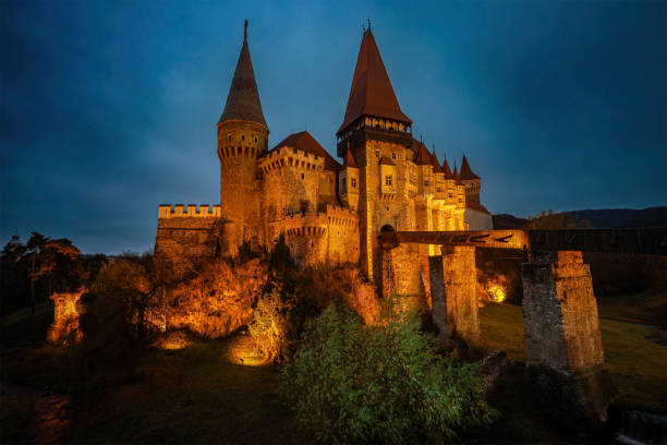 corvin castle, romania - transylvania imagens e fotografias de stock