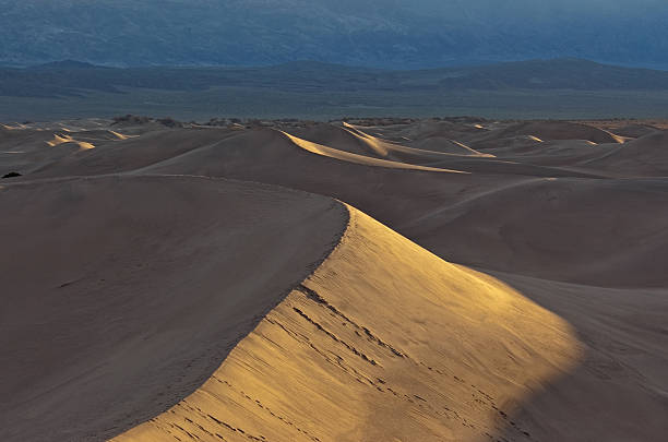 Nascer do sol em Mesquite plana Dunas de areia - foto de acervo