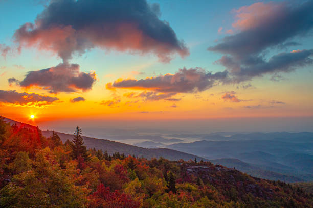 amanecer a principios de otoño a lo largo de blue ridge parkway - grandfather mountain fotografías e imágenes de stock