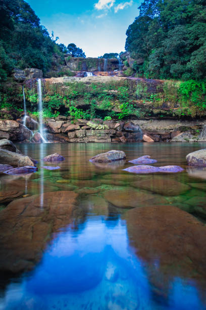 vista natural cachoeira clara com fluxo de água caindo de montanha em florestas verdes na manhã - indian falls - fotografias e filmes do acervo