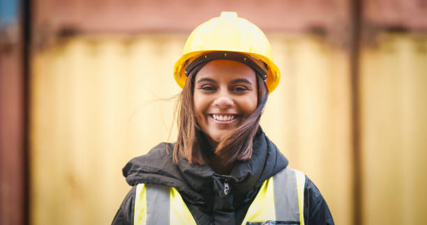 foto de una mujer joven con un casco en el trabajo - distribution warehouse fotos fotografías e imágenes de stock