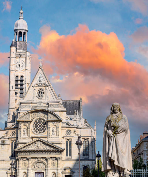 istock Estatua a Corneille e iglesia de Saint Etienne du Mont in Paris, Francia 1354907896