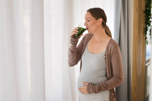 istock Pregnant woman drinking a smoothie 1354908049