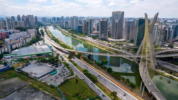 estaiadas brückenluftaufnahme in marginal pinheiros, sao paulo, brasilien. business-center. finanzzentrum. berühmte schrägseilbrücke (ponte estaiada) - schrägseilbrücke stock-fotos und bilder