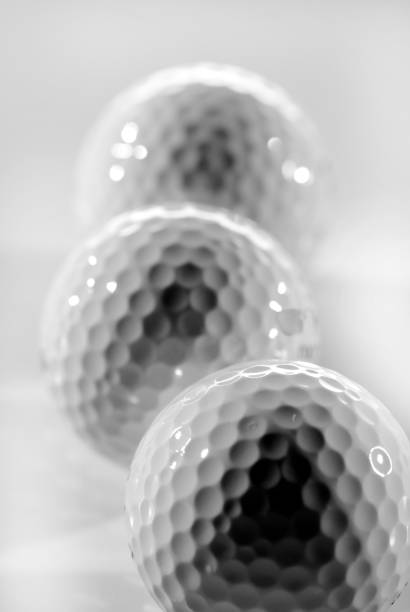 pallina da golf per lo sport e la ricreazione per essere sana atletica su sfondo bianco - golf ball circle ball curve foto e immagini stock