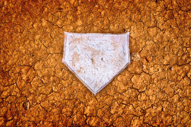 アメリカのスポーツ競技を代表する野球ホームプレートベースボールホームプレートは汚れを割った - baseball dirt softball baseball diamond ストックフォトと画像