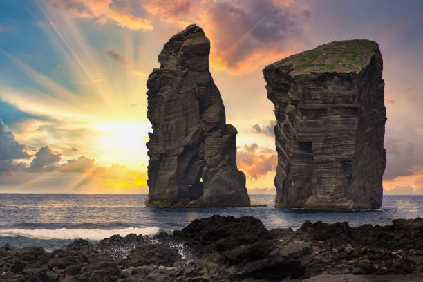 as duas rochas vulcânicas da praia de mosteiros em são miguel - rugged coastline - fotografias e filmes do acervo