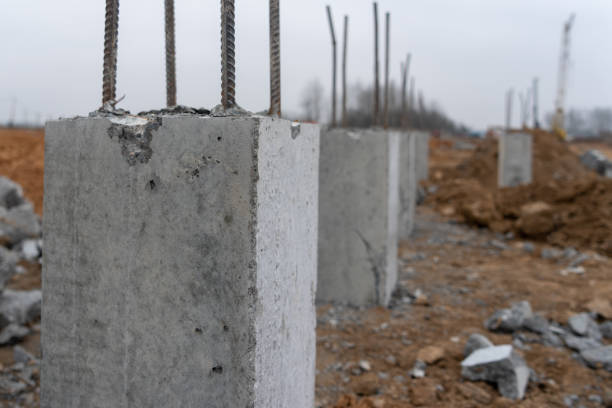 foto di barre metalliche da costruzione in pilastri di cemento sullo sfondo di un cantiere sulla strada - basement concrete construction form foto e immagini stock