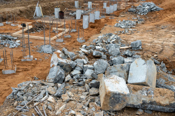 foto di barre metalliche da costruzione in pilastri di cemento sullo sfondo di un cantiere sulla strada - basement concrete construction form foto e immagini stock