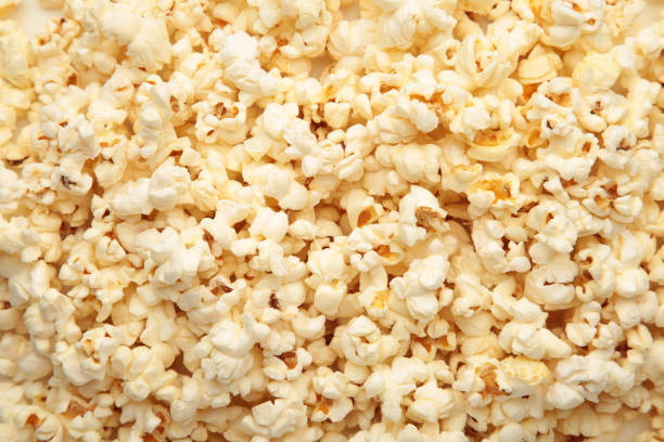 pop-corn salé dispersé, fond de texture. vue de dessus. - caramel corn photos et images de collection