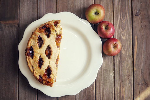 A Apple pie on a wooden table