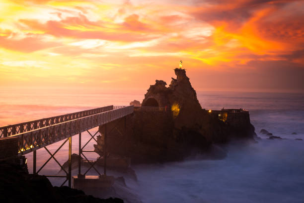 rocher de la vierge à biarritz, france - rocher de la vierge photos et images de collection