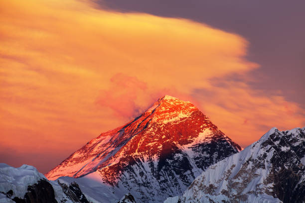 monte everest atardecer nepal montaña del himalaya - renjo la fotografías e imágenes de stock