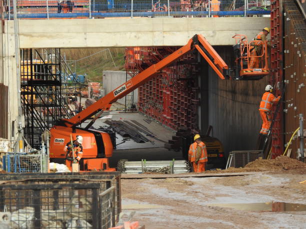 costruzione di tunnel per una nuova autostrada - construction bridge below concrete foto e immagini stock