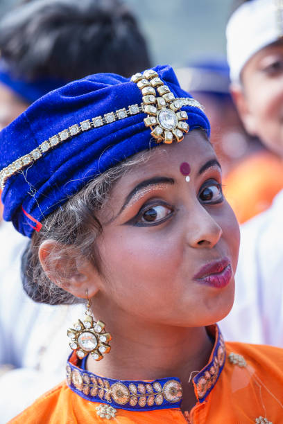 garotas indianas participam de atividades de ensaio para o próximo desfile do dia da república da índia. nova deli - human face india new delhi traditional culture - fotografias e filmes do acervo