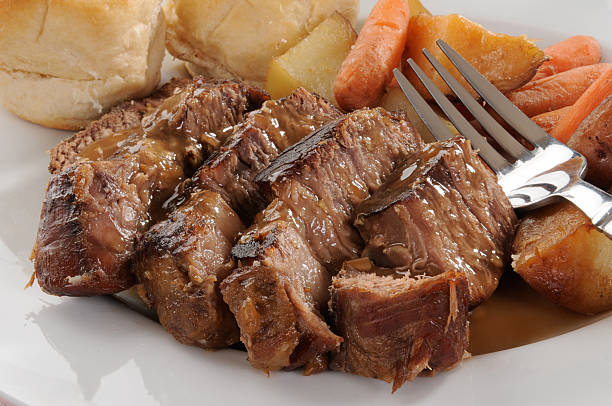 carne de vaca caçarola com carne assada - pot roast roast beef roasted beef imagens e fotografias de stock