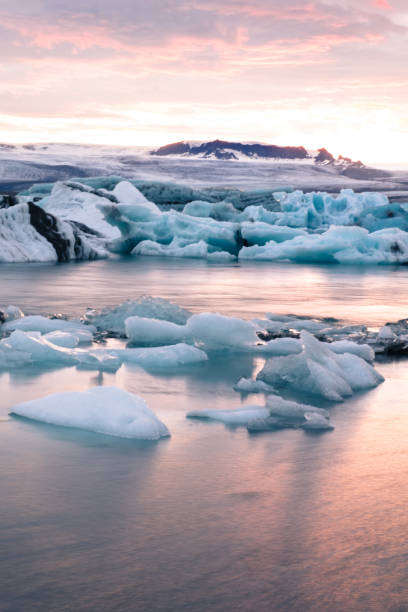 Glacier views Beautiful glacier lagoon in iceland at sunset jokulsarlon stock pictures, royalty-free photos & images