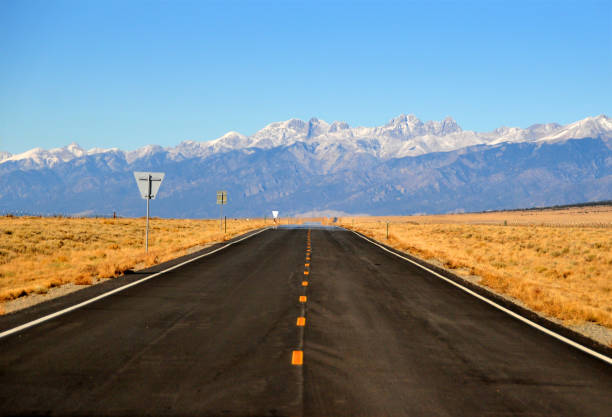 sangre de cristo mountains dalla state highway 150 (sh 150), colorado, stati uniti - mountain peak long colorado mountain foto e immagini stock