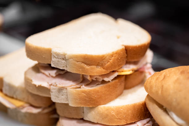 кафе/гастроном свежий хлеб и сэндвичи - bakery meat bread carbohydrate стоковые фото и изображения