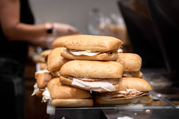 café / delicatessen pan fresco y sándwiches - sandwich turkey chicken submarine sandwich fotografías e imágenes de stock