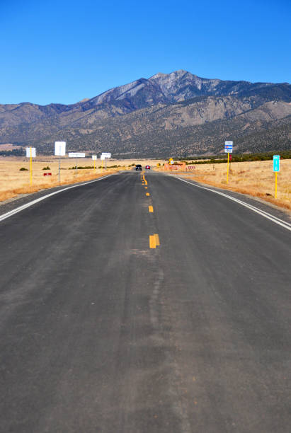 sangre de cristo mountains dalla state highway 150 (sh 150), colorado, stati uniti - mountain peak long colorado mountain foto e immagini stock