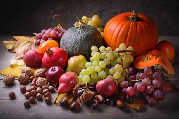 calabazas y frutas de otoño en un entorno vintage, naturaleza muerta. - october vegeterian food vegetable fotografías e imágenes de stock
