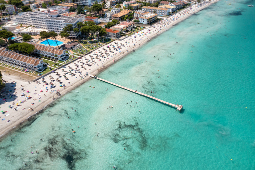 Foto aérea con drones de la playa en la isla española de Mallorca, España que muestra la playa conocida como Platja de Muro en el pueblo de Alcúdia en un soleado verano photo