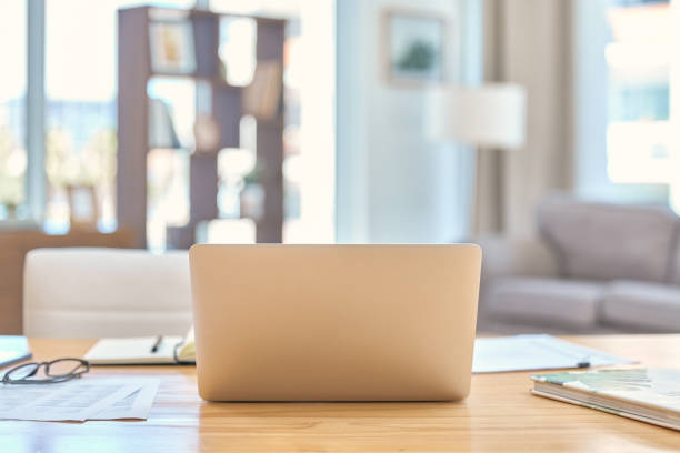 scatto di un laptop in un ufficio vuoto - neat good condition studio shot still life foto e immagini stock